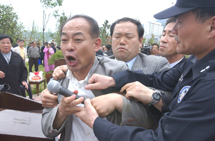 조두남기념관 개관을 저지하다 경찰에 연행되고 있는 희망연대 김영만 대표. 